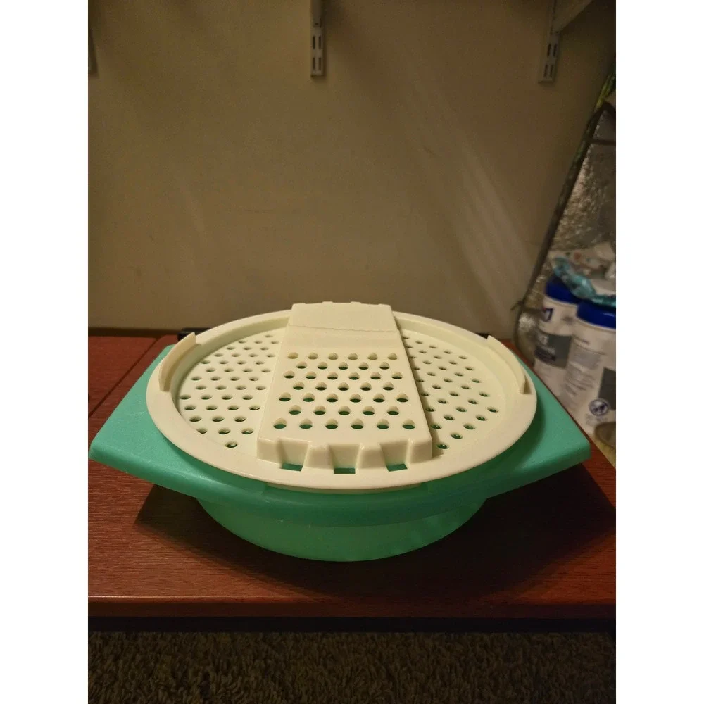 Tupperware vintage grate